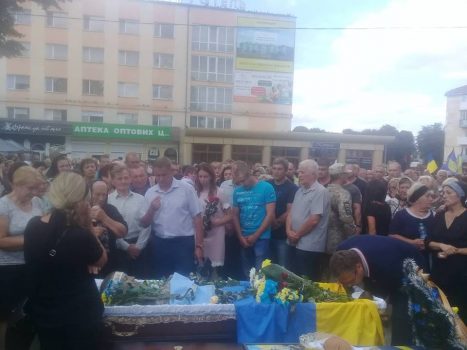 Без отца осталось двое детей: на Волыни провели в последний путь погибшего на Донбассе бойца (фото)