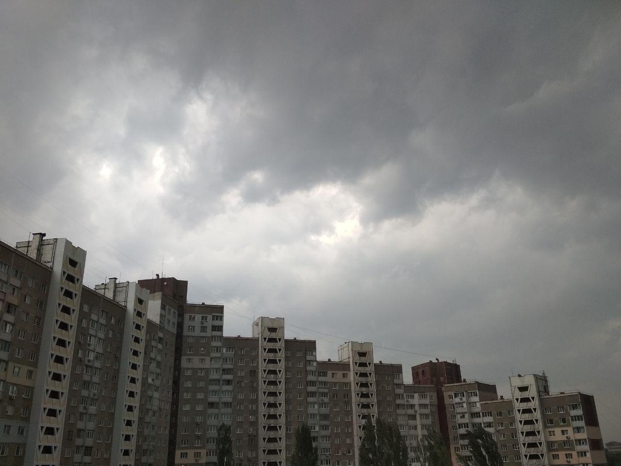 Київ накрила потужна буря і залило зливами: фото і відео грозової стихії