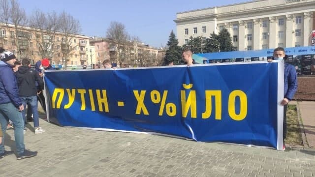 За давньою українською традицією: в Херсоні "стратили" опудало Путіна (фото)