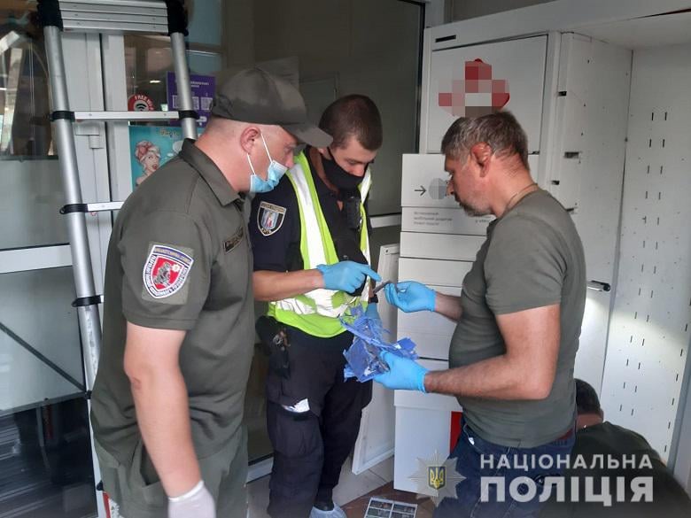 В отделениях "Новой почты" в Киеве и Одессе взорвали самодельные бомбы: фото с места ЧП