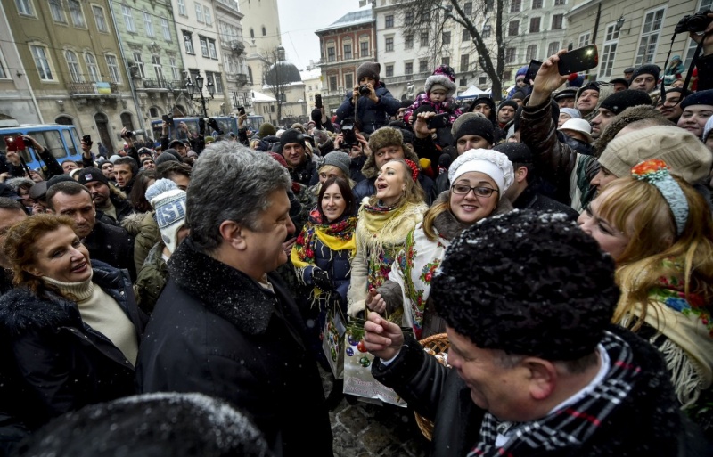 На сайті президента показали рік Порошенко у фотографіях