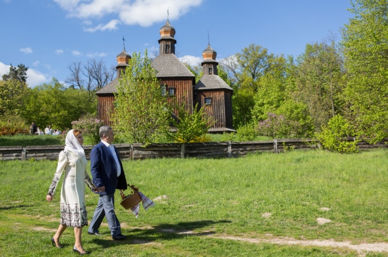 На сайті президента показали рік Порошенко у фотографіях