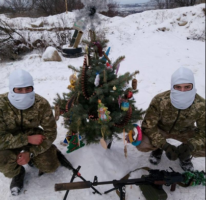 У мережі показали мілітарі-ялинку в зоні АТО