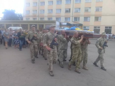 Без отца осталось двое детей: на Волыни провели в последний путь погибшего на Донбассе бойца (фото)