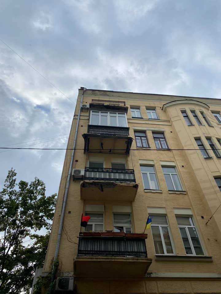 В Киеве фасад дома обрушился на автомобиль: может повториться в любой момент