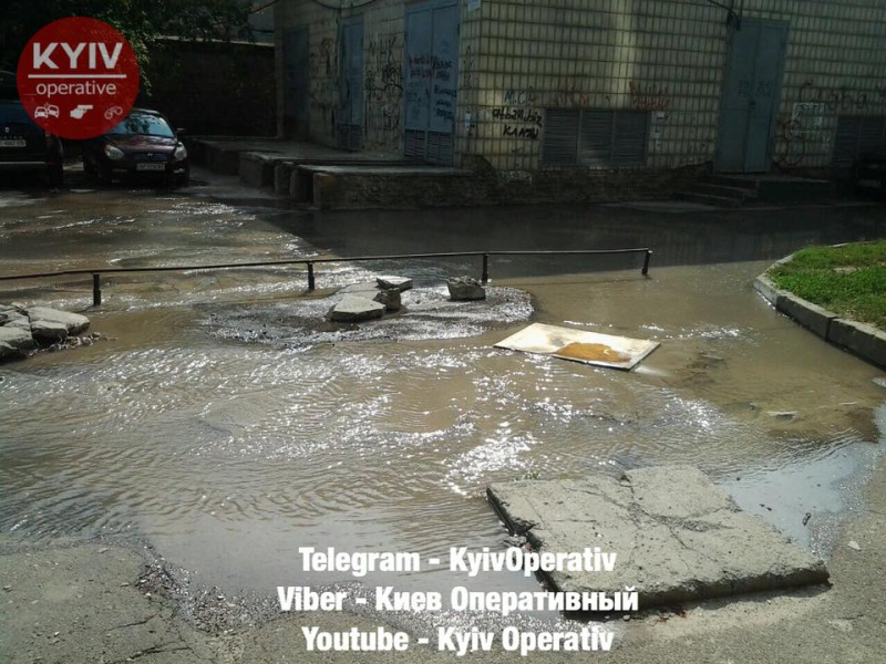 "Б'ють "ключі" води": у Києві знову прорвало трубу (фото)