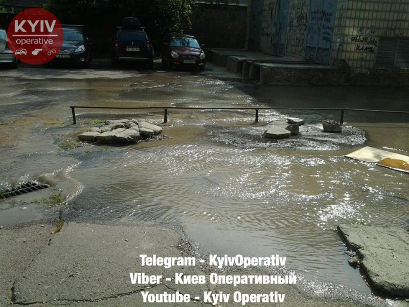 "Б'ють "ключі" води": у Києві знову прорвало трубу (фото)
