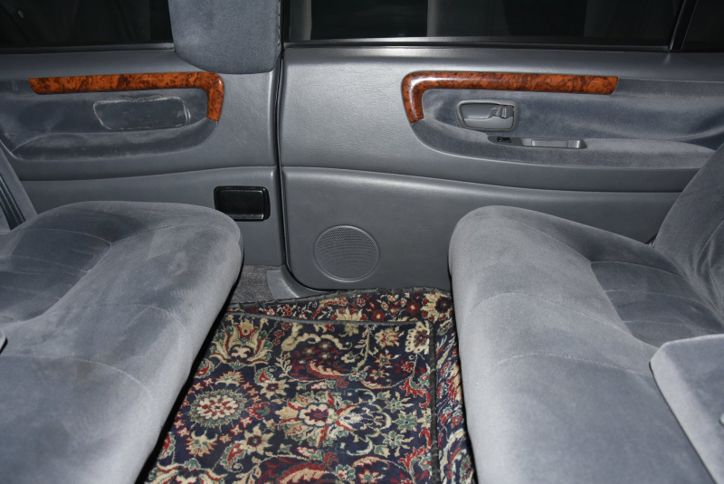 &quot;Килимки зачотні&quot;: в Одесі знайшли раритетний лімузин екс-президента України (фото)