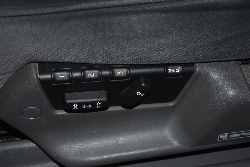 &quot;Килимки зачотні&quot;: в Одесі знайшли раритетний лімузин екс-президента України (фото)