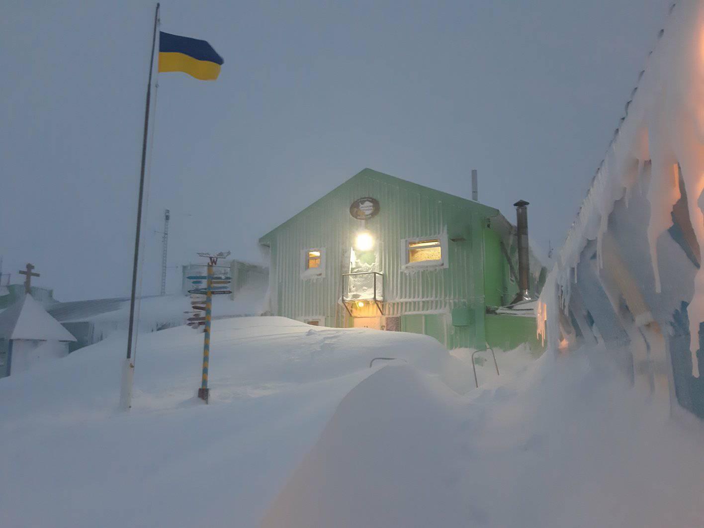 Украинские полярники в Антарктиде попали в снеговую ловушку: впечатляющие фото