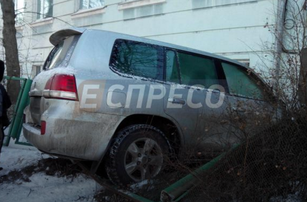 В Киеве девушка на внедорожнике снесла забор возле школы