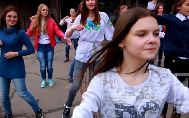 Криворожские школьники устроили патриотический флешмоб
