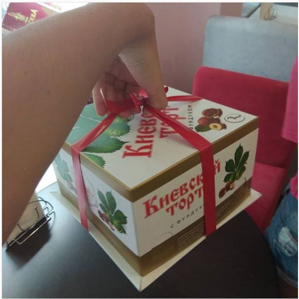 "З березовими гілочками": в РФ і в окупованому Криму продають російський "Київський торт" (фото)