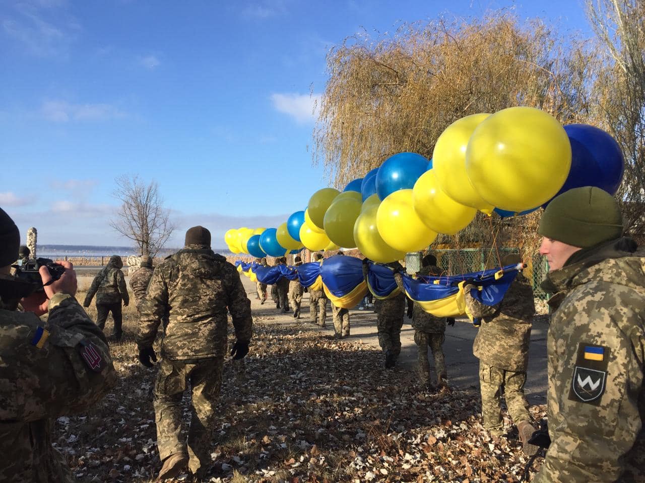 Над "ДНР" запустили огромный флаг Украины: фото и видео поздравления от волонтеров