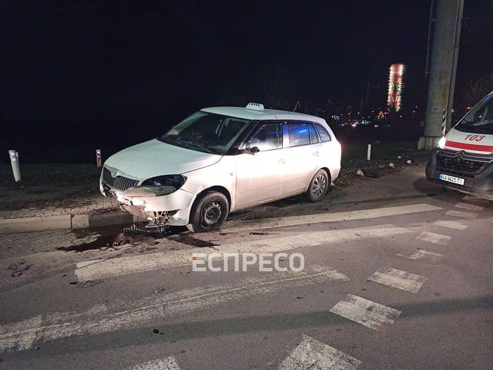 У Києві таксист помер за кермом під час руху: некероване авто вилетіло на тротуар
