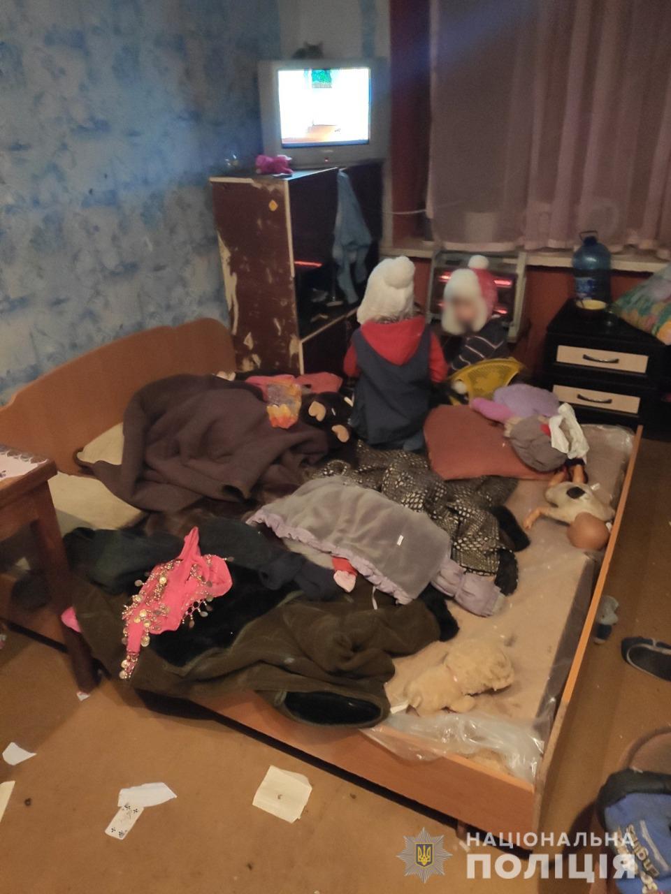 Під Харковом мати залишила трьох хворих дітей і пішла пиячити: малюки потрапили до лікарні