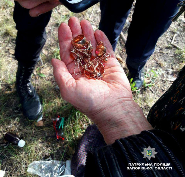 Упустили $6,5 тыс. В Запорожье у пенсионерки украли сумку с золотом и валютой, но забрали только кошелек (фото)