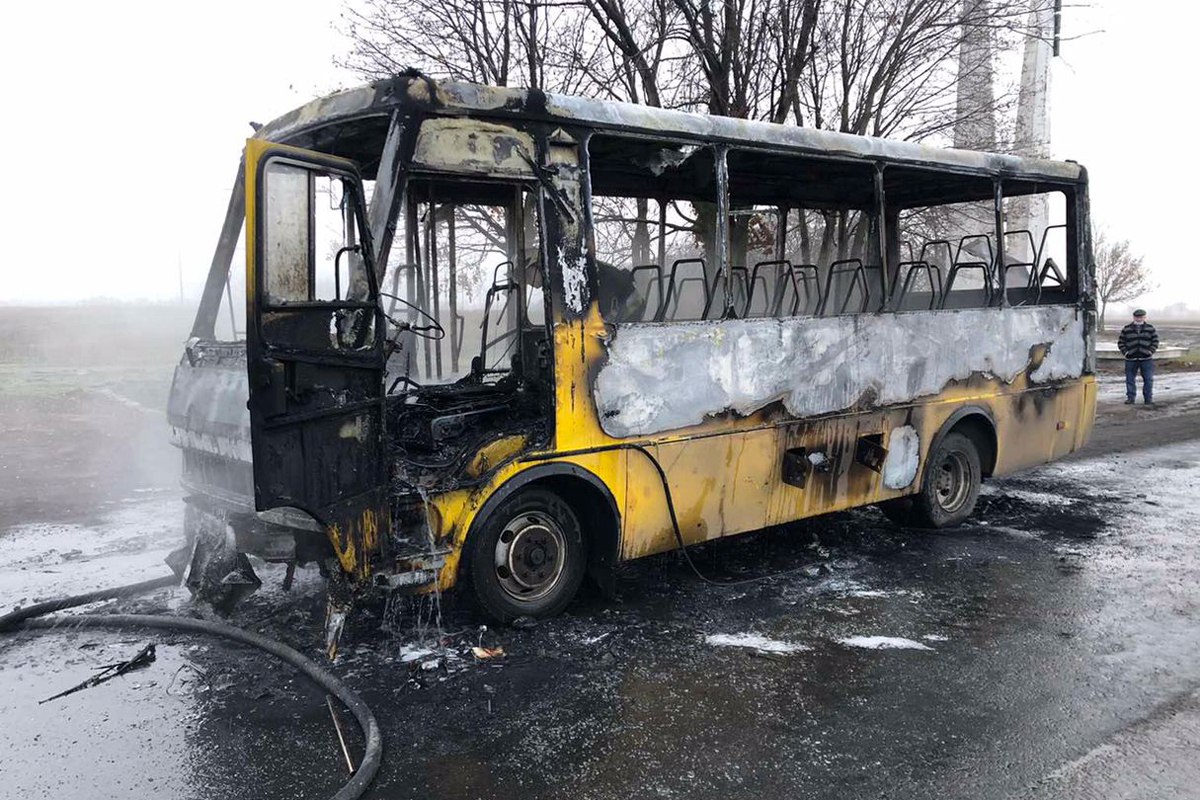 Под Днепром автобус с пассажирами загорелся на ходу: пламя охватило весь салон