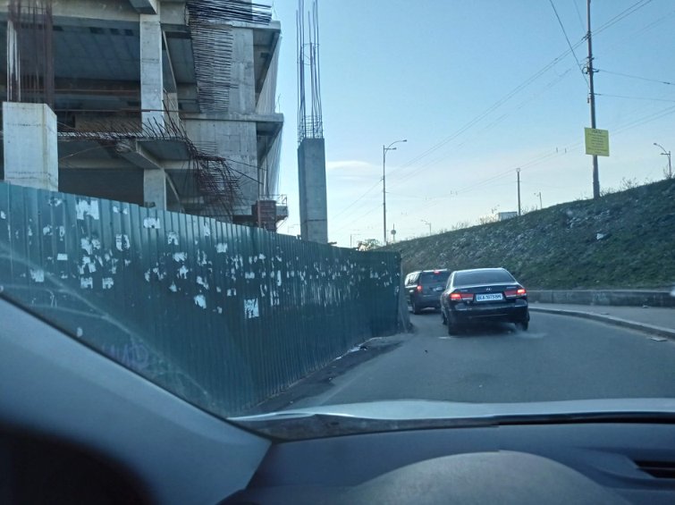 У Києві на автотрасі будують торговий центр: фото скандальної забудови