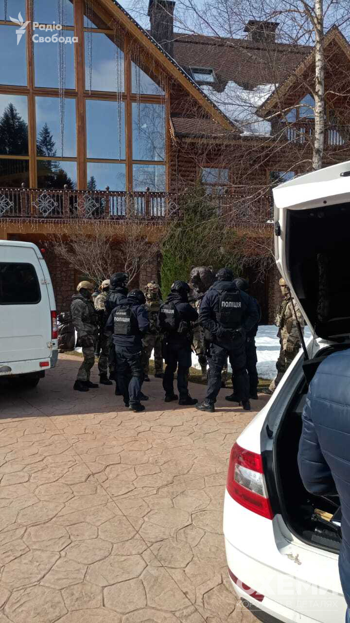 На Закарпатье провели обыск роскошного дома Медведчука: появились первые фото