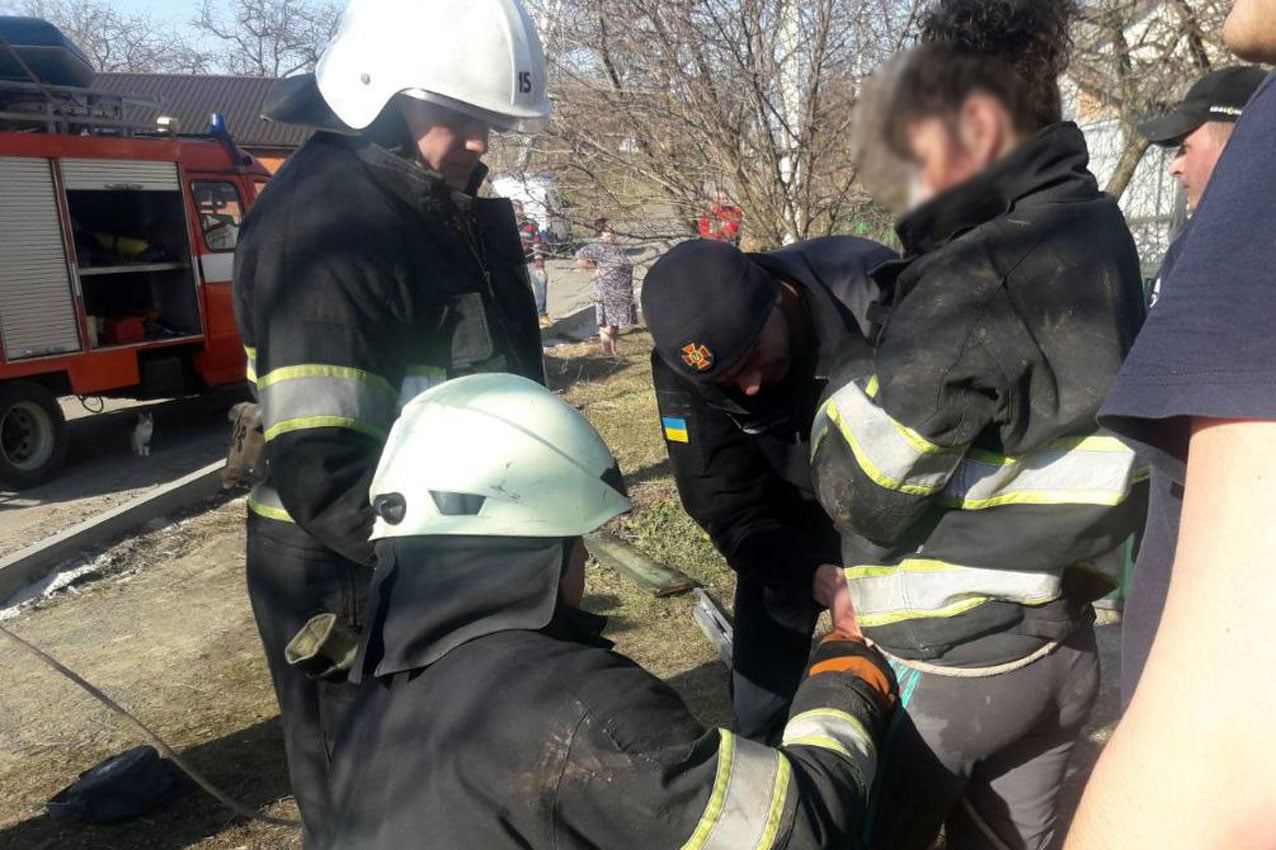 Под Хмельницким девочка упала в 17-метровый колодец, и мать бросилась за ней