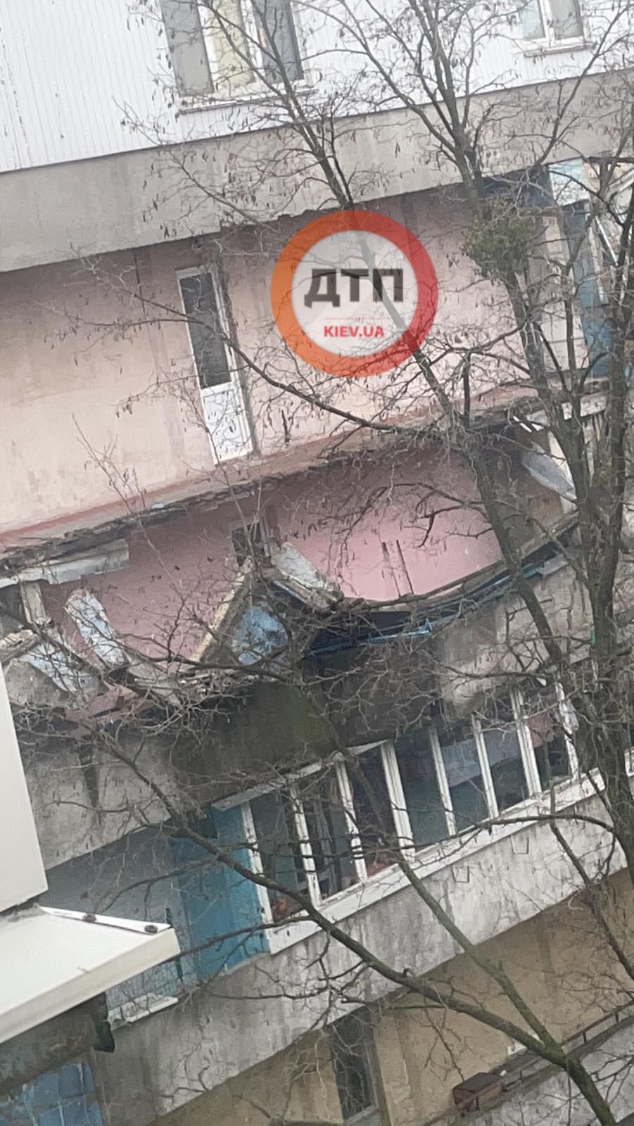 В Киеве обвалилось сразу несколько балконов: фото с места ЧП