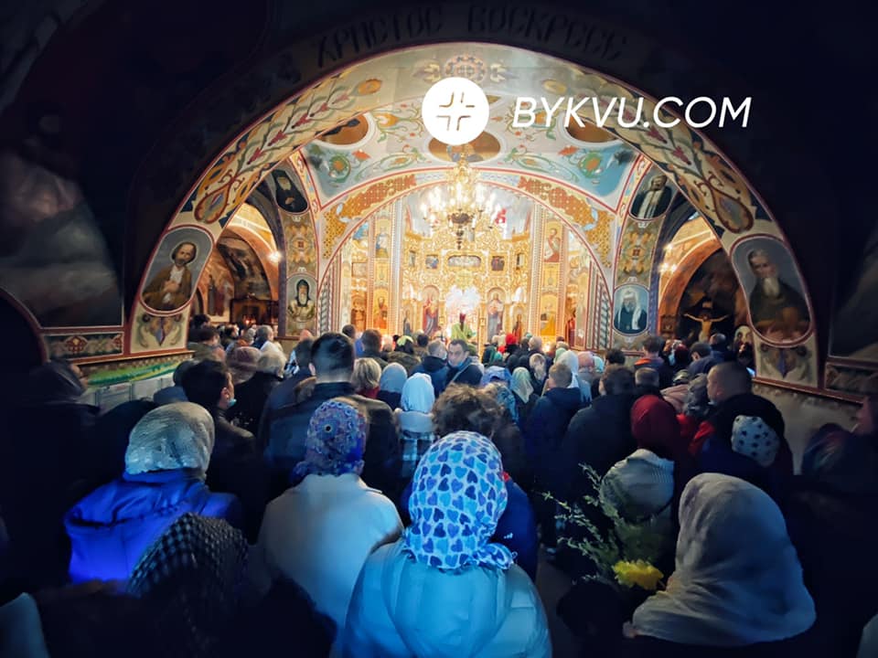 Без масок и дистанции: украинцы массово отмечают Вербное воскресенье