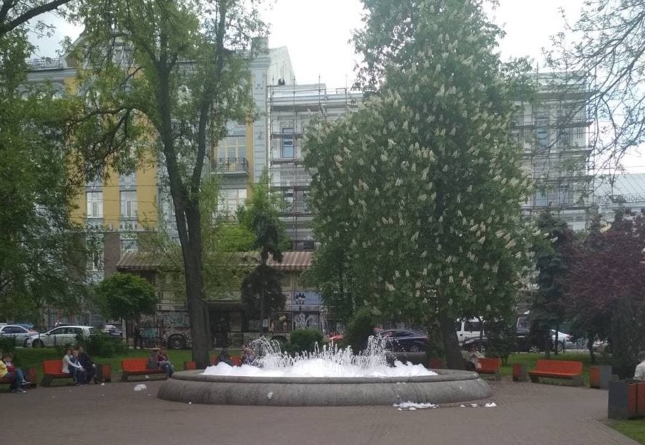 Фонтан в центре Киева залили моющим средством: вот что получилось при запуске