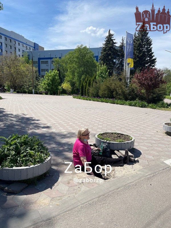 У Запоріжжі жінка провалилася під землю біля лікарні: довелося викликати рятувальників