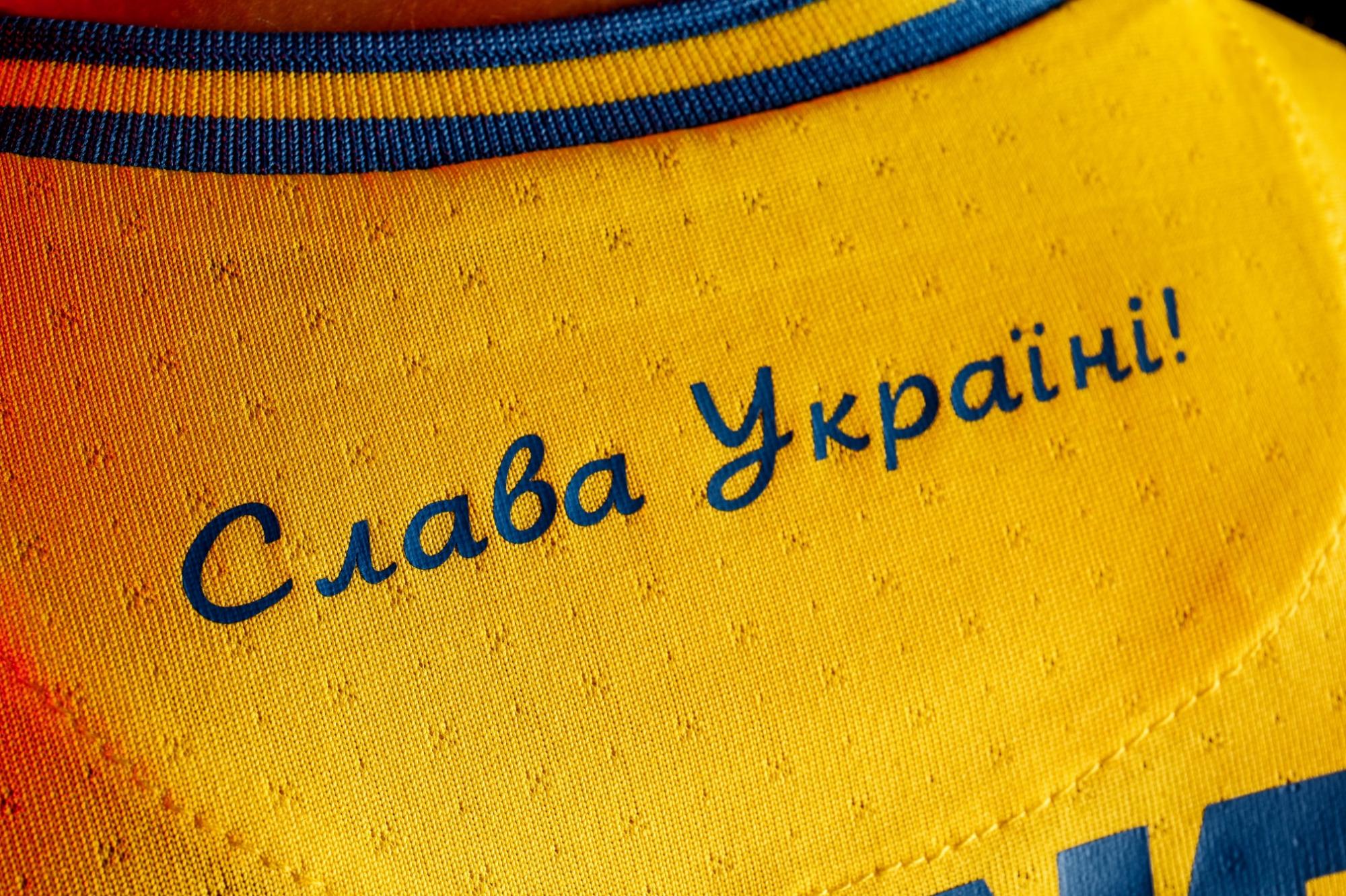 Слоган "Героям слава" на футболках сборной Украины запретили: что теперь будет с формой