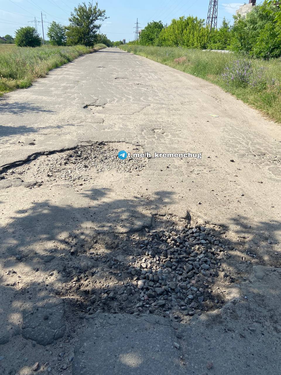 В Кременчуге мужчина решил подлатать дорогу, но стоило ему отвернуться, как все пошло не так