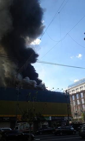 Пожар на Крещатике: Бывший центральный гастроном охватил огонь