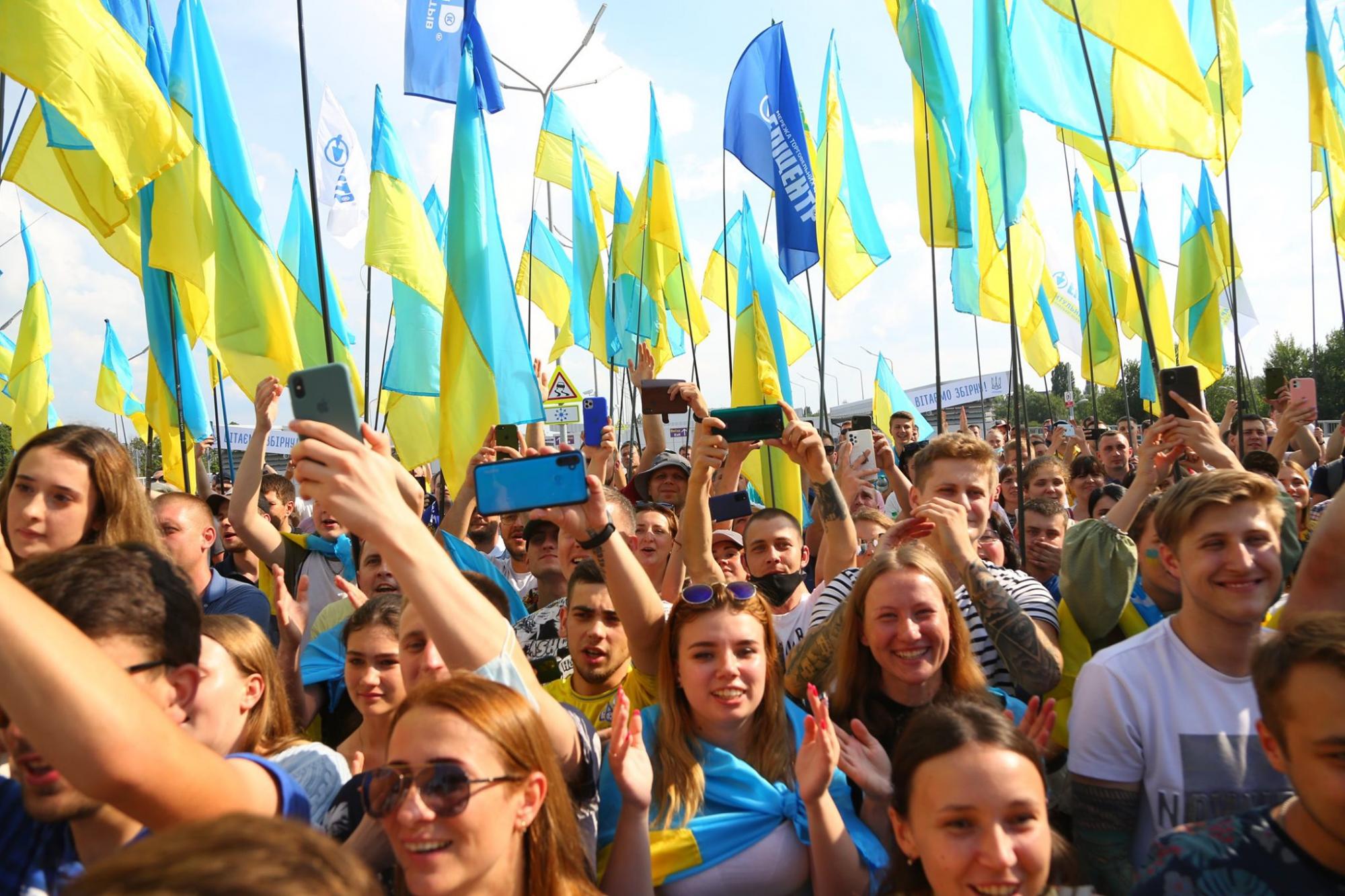 Сборная Украины вернулась домой: яркие фото и видео из "Борисполя"