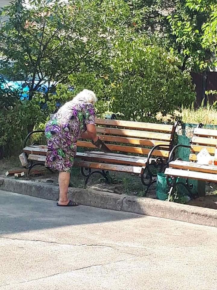 У Києві пенсіонерка озброїлася пилкою для боротьби з нічними бешкетниками: фото "спецоперації"