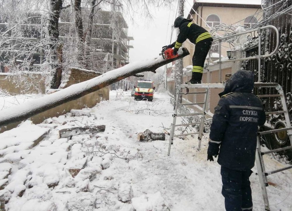 Снігова буря під Одесою: відео та фото порятунку українців зі снігових пасток