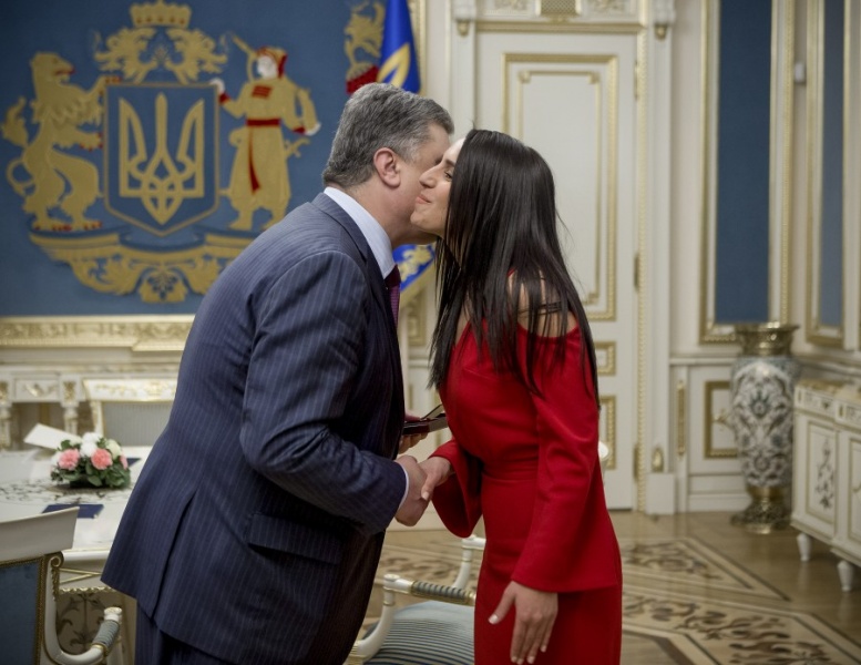 На сайті президента показали рік Порошенко у фотографіях