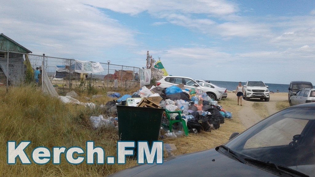 У Криму окупанти перетворили популярний лікувальний курорт в стихійне звалище