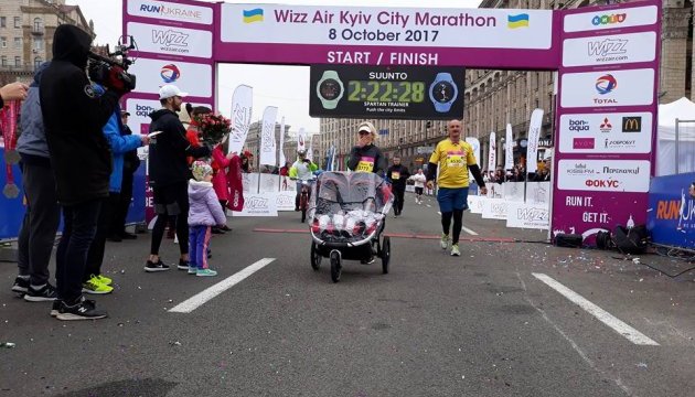 В Києві молода мама виграла напівмарафон, пробігши з дітьми в колясці