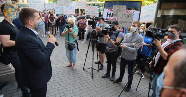 Во Львове предприниматели вышли на протест из-за карантина: грозят "прикрыть" бизнес олигархов