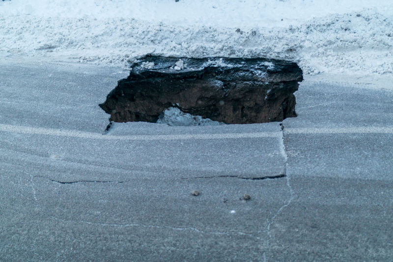 В центре Днепра образовалась 6-метровая яма (фото)