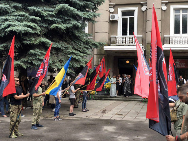 "Весь час на війні": Одеса попрощалася з Народним героєм України Володимиром Галаганом (фото)