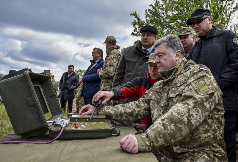 На сайті президента показали рік Порошенко у фотографіях