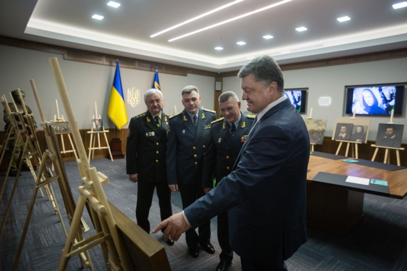 На сайті президента показали рік Порошенко у фотографіях