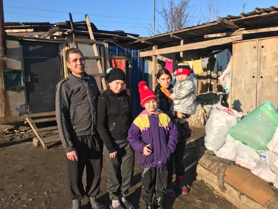 "Никто не обратил внимания на трех детей": семья два года жила на свалке в Одессе (фото)