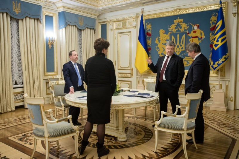 На сайті президента показали рік Порошенко у фотографіях