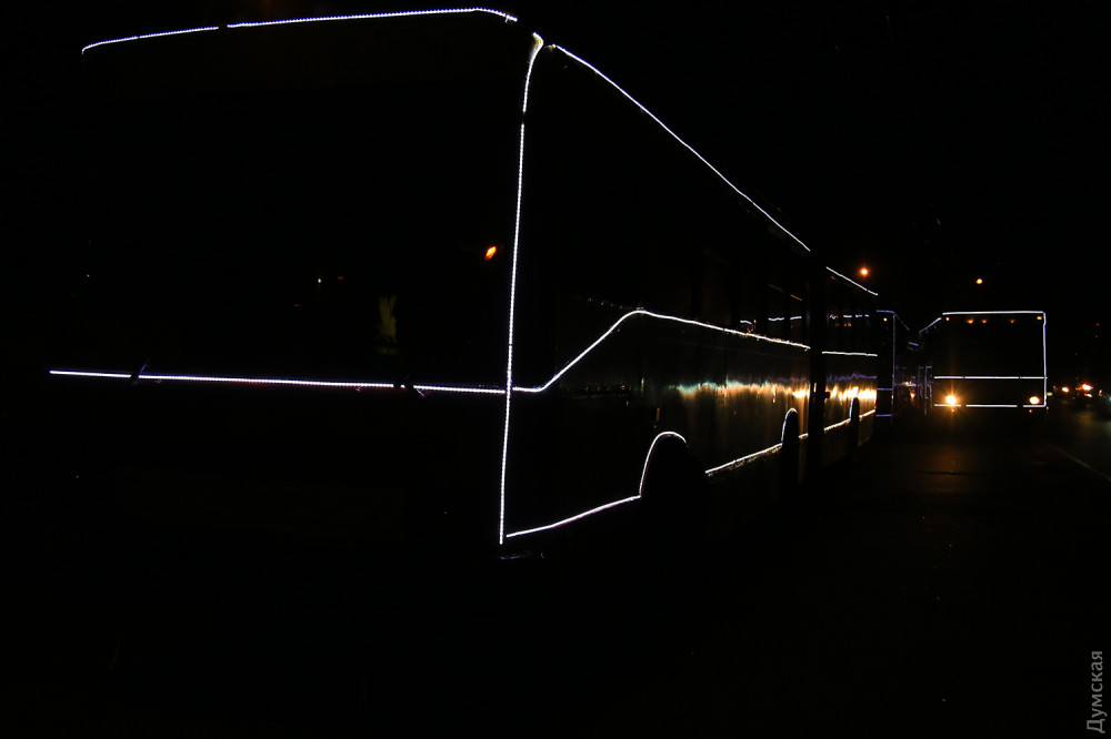 "Свято наближається": в Одессе прошел парад новогодних троллейбусов (фото, видео)