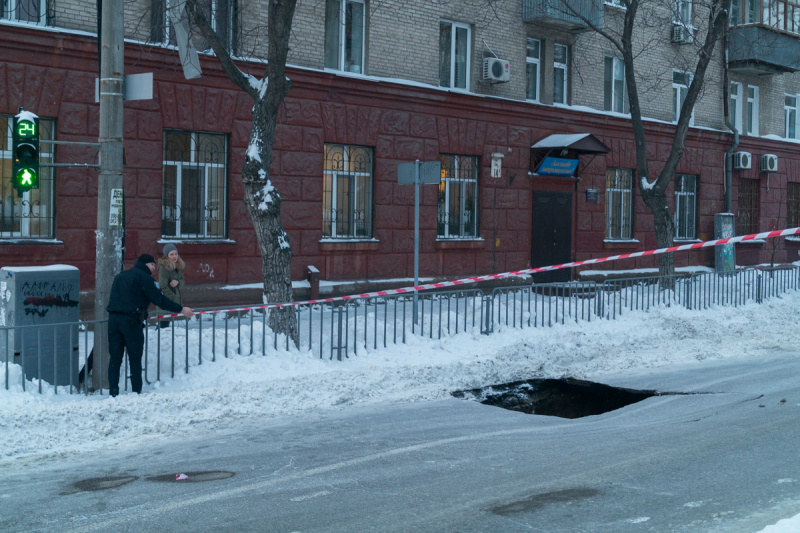 В центре Днепра образовалась 6-метровая яма (фото)