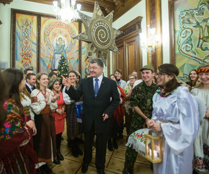 На сайті президента показали рік Порошенко у фотографіях