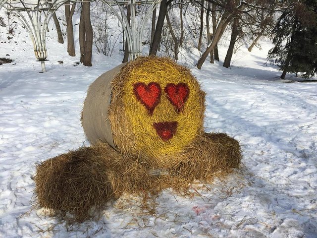 Смешно до слез: Киев "захватили" гигантские смайлики