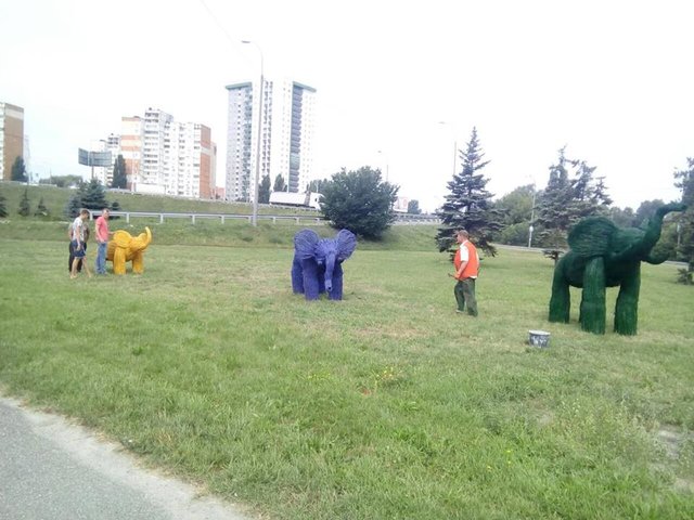 У Києві на Одеській площі оселилася сім'я слонів